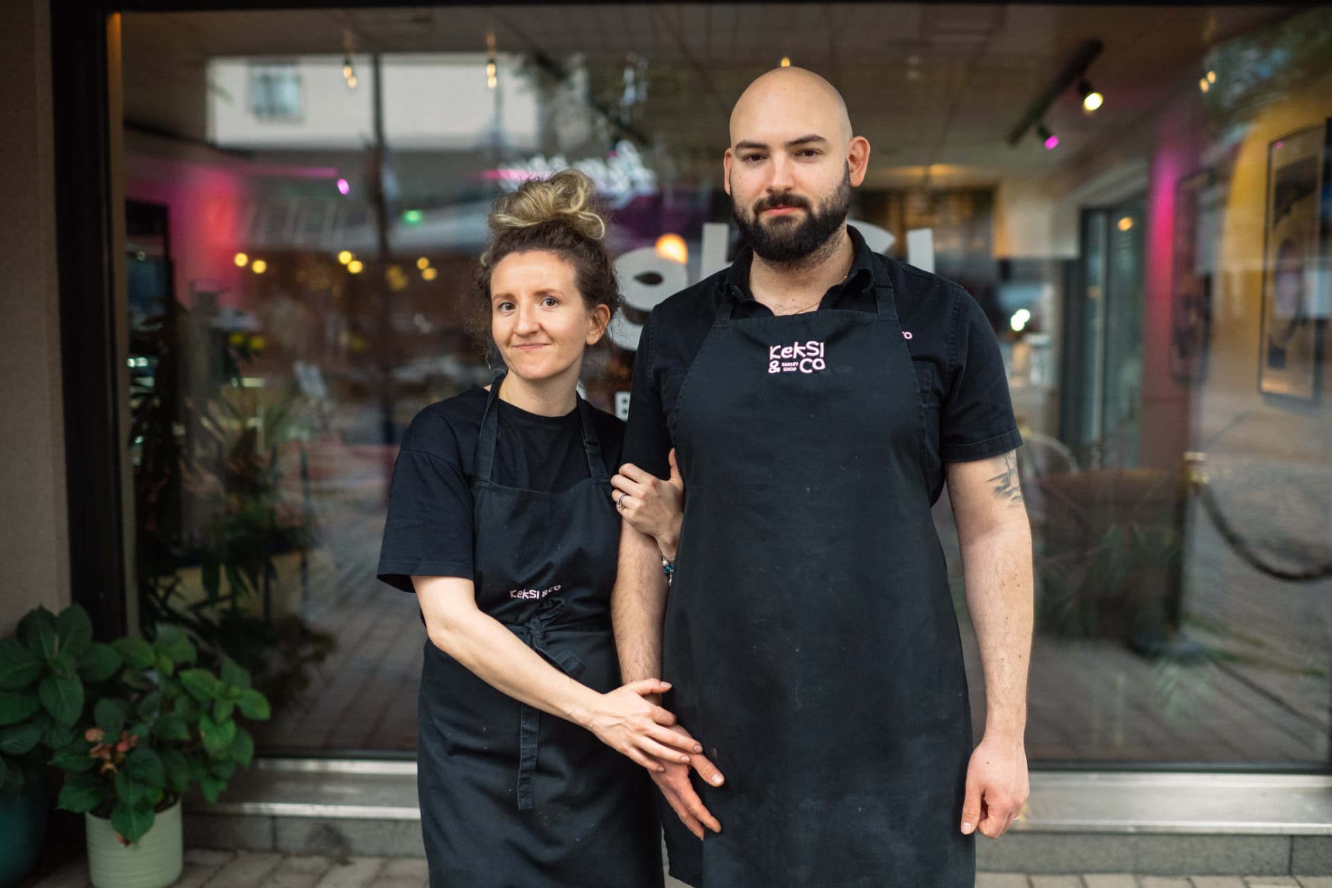 Alisa and Erik, the founders of Keksi & Co, in front of the café